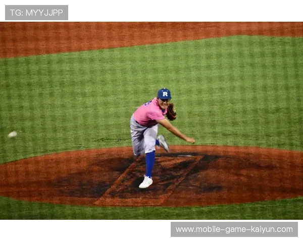 棒球投手三振关键打者，稳稳压制全场